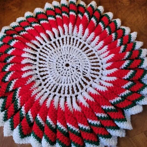20" Round Placemat, Vase Dollie, Crochet Table Mat , Handmade,scallop Red,white